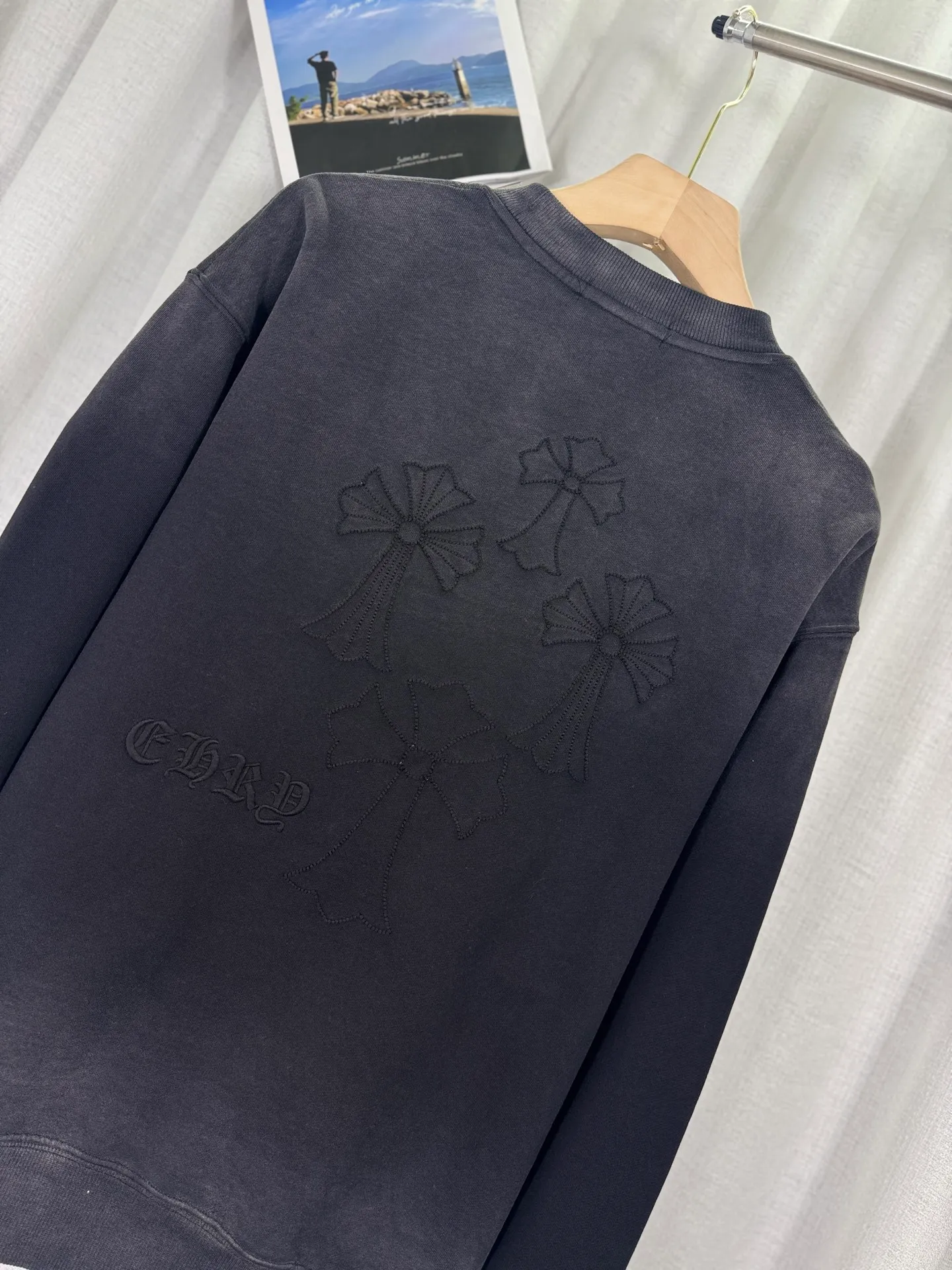 P260 top version, real shot without P, ​​different from market currency) 𝗖𝗵𝗿𝗼𝗺𝗲 𝗛𝗲𝗮𝗿𝘁𝘀/Cro Heart 2025 washed patch embroidery autumn and winter new original single counter American laser burnt 3D three-dimensional color embroidered couple casual sweatshirt 👑The highest version! Customized fabric 430g tripe terry fabric! American acid-washed and distressed original fabric laser burnt ✟appliqué embroidery and exquisite embroidery of letters! The best-selling model in the counter, very comfortable to wear. Accessories: original molded and authenticated collar label➕100% silk wash label. Genuine purchase-grade original hangtag➕matching hanging rope➕3D hanging beads➕original packaging bag. Craftsmanship: The original version has consistent wiring! The highest version of the armhole matching technique! Color: Red Black Size: S M L XL Style No.: 9309